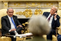 נתניהו וטראמפ כשעל הקו אמיר קטאר
