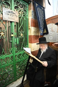הגרב"ד פוברסקי בתפילה במערת המכפלה בחברון