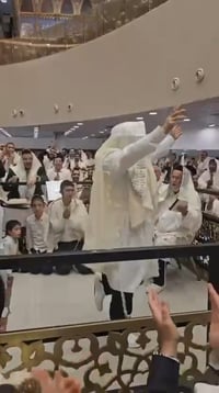 לאחר 40 יום של סליחות ותפילות: צפו בגאון רבי ראובן אלבז פוצח בריקוד נלהב בצאת הצום