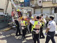 בן 70 עלה על ערמת כסאות במהלך בניית הסוכה, נפל ונחבל | פונה במצב בינוני
