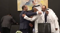 תיעוד נדיר וחסר תקדים: כך נראה חדר המשא ומתן, רגע אחרי ההסכם