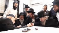 הגר"ד לנדו ביקר אצל ידידו מנוער ובתום הביקור פצחו השניים בריקוד שמח | תיעוד