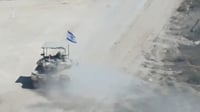 עם דגל ישראל גדול: הטנקים מתמקמים בעמדות החדשות בעזה | צפו
