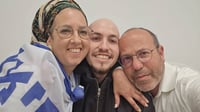 איתן מור בחיבוק ראשון עם הוריו