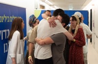 חיבוק אחרי 738 יום: החיבוק של אביתר דוד ואבינתן אור עם משפחותיהם | צפו
