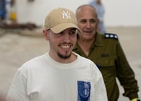 החטוף לנתניהו: בכיר חמאס אמר לי שאצא ראשון כי אבא שלי לא מפגין