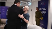 מסר רוחני עמוק: זה מה שהיה רשום על הצמיד שנתן שורד השבי לשר הביטחון כ"ץ