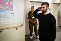 יומיים אחרי ששוחרר מהשבי: מתן אנגרסט משתתף בהלווית מפקדו הי"ד