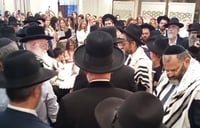אי אפשר לעצור את הדמעות: כך נראה התינוק שאביו נרצח בפיגוע ברמות | צפו