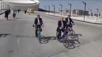 הנשיא רוכב על אופניו