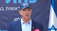 גנץ והכובע: "מי שאומר שאהיה האצבע ה-61 לנתניהו משקר" | צפו