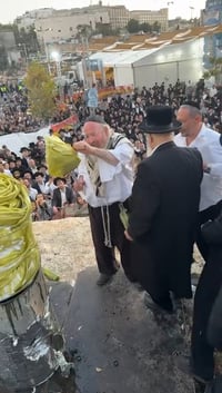 "מירון של ירושלים": הדלקת המקובל שסחפה אלפים בהילולת שמעון הצדיק