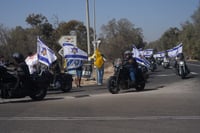 ציבור רב מלווה את רונן אנגל ז״ל בדרכו האחרונה, עשרות אופנוענים מובילים את מסע הלוויה