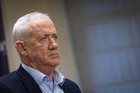 בני גנץ הוריד את הכובע: כך הוא נראה אחרי שעבר השתלת שיער