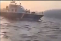 תאונה מכוונת: ספינת משמר החופים היווני דוחפת מהגרים בחזרה לטורקיה - צפו
