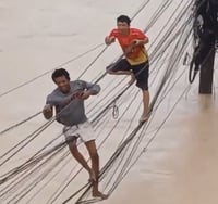 שיטפונות קטלניים בתאילנד: תושבים נאחזים בחוטי חשמל כדי לשרוד | צפו