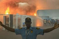 אש בוועידת האקלים: המשתתפים נאלצו לברוח בעקבות שריפה | צפו