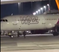 הגדילו ראש: איחרו לטיסה ופרצו למסלול כדי לחסום את המטוס | צפו