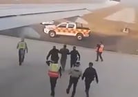 גבר פרץ למסלול ההמראה וניסה להתקרב למנוע המטוס; צוותי האבטחה עצרו אותו | תיעוד