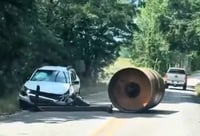 תיעוד: מכבש כבד התנגש ברכב - הנהג יצא בנס | צפו