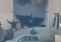 המחבלים יוצאים מהמבנה