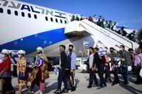 קבוצת עולים  מבני המנשה בכניסה לארץ