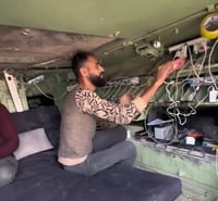 נגמ"ש צה"לי נטוש בעזה הפך לעמדת טעינת פלאפונים - צפו