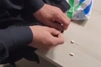 מכנסיים חשודים: הגיע לבקר חבר במעצר עם "בגדים" - וזה מה שמצאו בתוכם