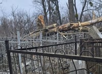 הלם בקהילה היהודית: טיל פגע בבית העלמין, הרב נחרד לגלות את הנזק