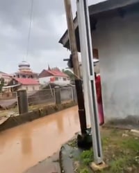 אסון באינדונזיה: מאות קורבנות ועשרות אלפי מפונים | תיעוד מחריד