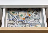 החרדי 'חשד' בעובדים שהעבירו לו את הדירה ונדהם כשפתח את המגירה