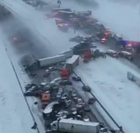 תאונת שרשרת קטלנית: 50 רכבים מעורבים בהתנגשות ענקית בכביש באינדיאנה | צפו