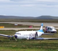 המטוס תקוע על הדשא בצידי המסלול