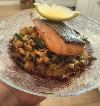 פילה הסלמון על תבשיל ירקות ים-תיכוני