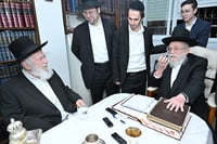 הגר"י זילברשטיין בביקור אצל גיסו הגאון רבי בנימין דוד אלישיב 