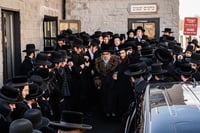 רגע מרגש: האדמו"ר מסאטמר הזמין את אדמו"רי החסידות לנישואי נינתו הבכורה 