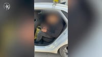 "תפתח מאחורה": זה מה שגילו השוטרים בחלק האחורי של המונית | צפו
