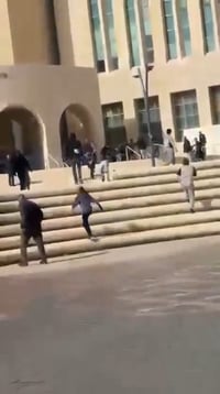 אין חוק: קטטה פרצה במדרגות בית המשפט בבאר שבע - שתי פצועים קשה | תיעוד