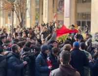 תיעוד מדליק: מאות בני נוער שואגים "ועוד יותר טוב" בלב אירופה | צפו