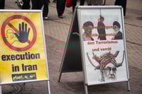 שלטי מחאה נגד הוצאות להורג באיראן