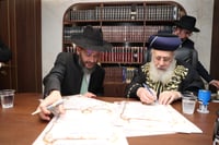 הראשל"צ הגר"י יוסף בחלוקת התעודות
