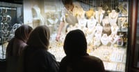 נשים איראניות בלבוש מסורתי בחנות תכשיטי זהב באיראן