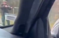 ציידים ירו מטווח אפס בחזיר בר פצוע - במרחק מטרים מרכבים נוסעים | תיעוד