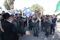 רגע מרגש בבית חורון: ספר תורה נייד הוכנס ליחידה מובחרת