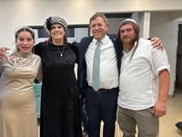 מימן לשמאל: החתן יהושע גילביץ, ההורים השכולים חגי ותחיה לובר ואביה, אמש