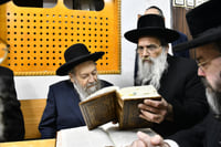 האדמו"ר מאשלג בביקור אצל הגר"ד בצרי