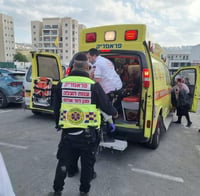 כוחות ההצלה מחוץ לבית הכנסת