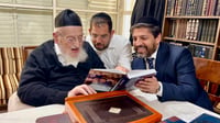 "ייתן לך חן וחסד" | רב הסלבס העניק את ספרו לגרמ"צ ברגמן וזכה לברכה מרגשת