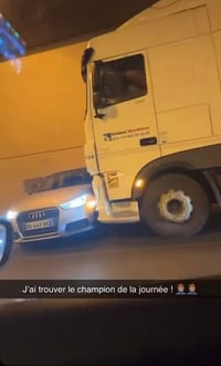 תיעוד מטורף מצרפת: המשאית גררה את הרכב מאות מטרים - והנהג לא שם לב