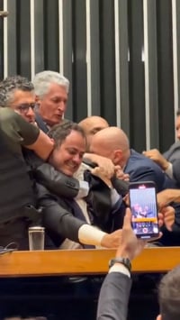 תיעוד מדהים: חברי הפרלמנט בברזיל "הלכו מכות" - חבריהם צילמו עם הסמארטפון